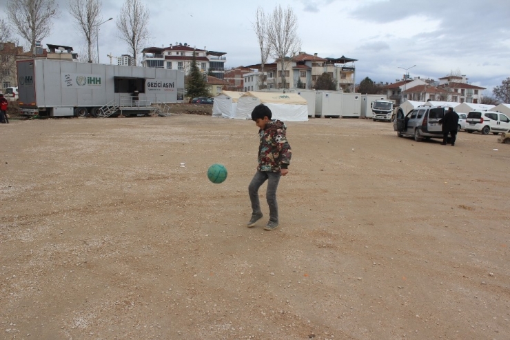 Çadırda Da Yaşasalar, Çocuklar Futboldan Vazgeçemiyor
