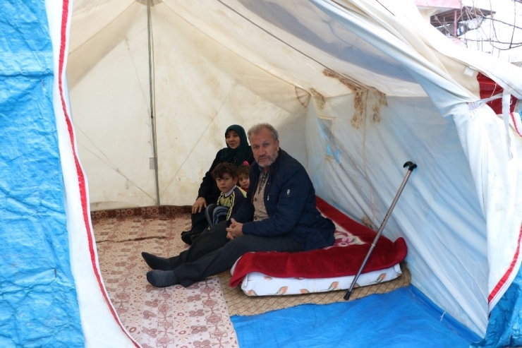 Deprem Korkusundan Çadırda Yaşamaya Başladılar