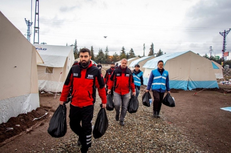 Depremzedelere Derneklerin Yardımları Sürüyor