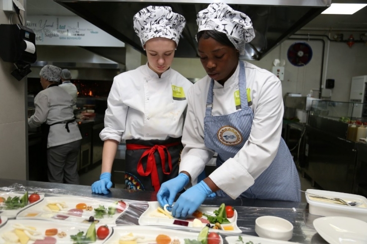 Hollandalı Öğrenciler Türk Mutfağını Kocaeli’de Mutfağa Girerek Öğreniyor