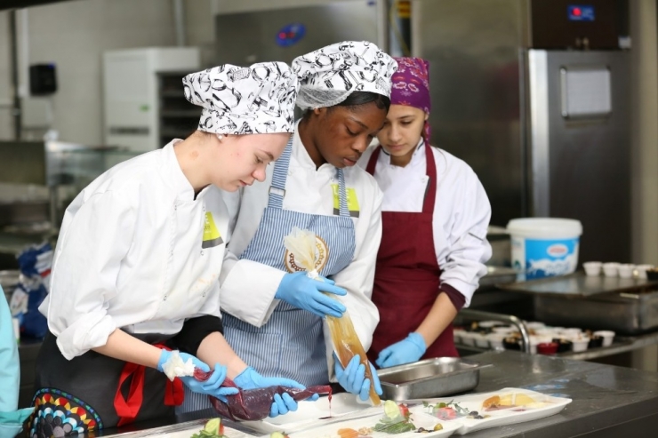 Hollandalı Öğrenciler Türk Mutfağını Kocaeli’de Mutfağa Girerek Öğreniyor