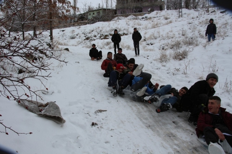 Çocuklar Poşetle Kayarak Karın Ve Tatilin Keyfini Çıkardı