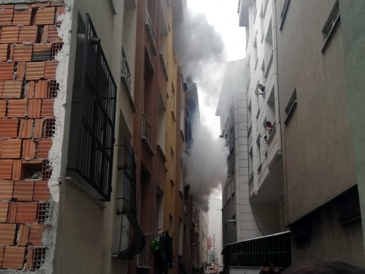 Esenyurt’ta Yangında Mahsur Kalan Anne Ve Bebeği Kurtarıldı