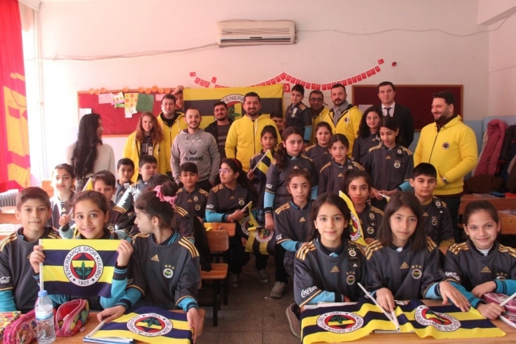 Fenerbahçeliler Derneğinden 30 Öğrenciye Forma