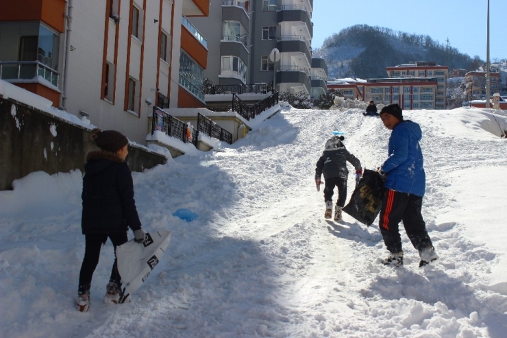 Faciadan Dönülen Yokuşta Çocuklar Kaymaya Devam Ediyor
