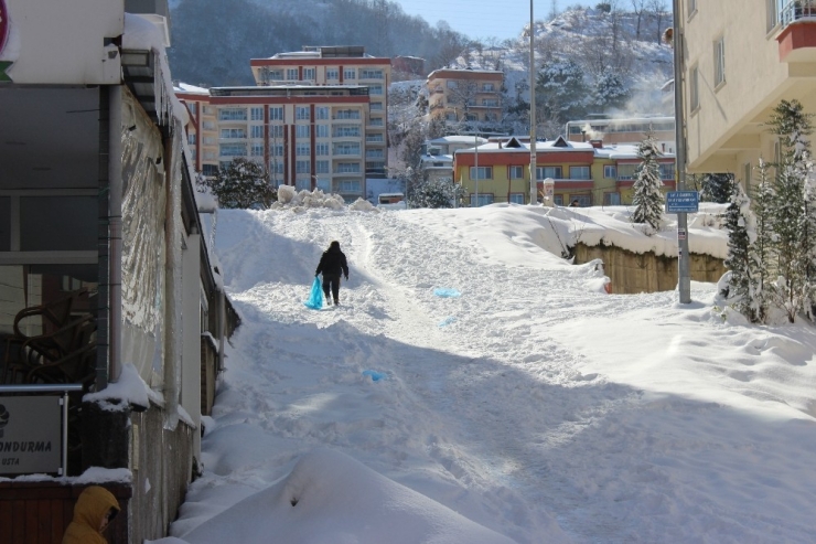 Faciadan Dönülen Yokuşta Çocuklar Kaymaya Devam Ediyor