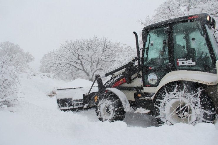 İncesu’da Ana Yollar, Kaldırımlar, Kamuya Açık Alanlar Temizleniyor
