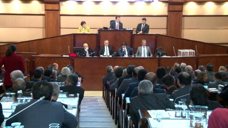 İbb Meclisinde Küfür İddiası Gerginliği