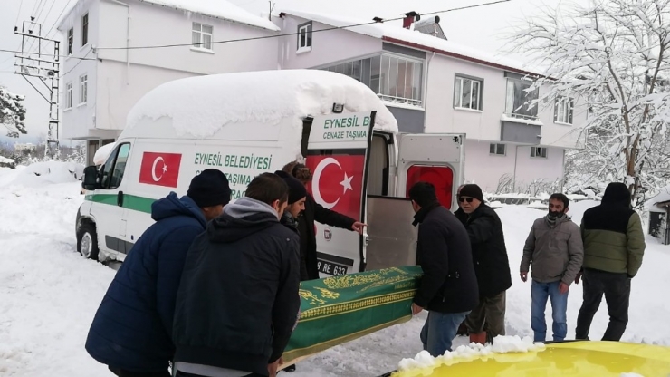 İstanbul’dan Gelen Cenaze, Kar Nedeniyle 3 Gündür Defnedilemedi