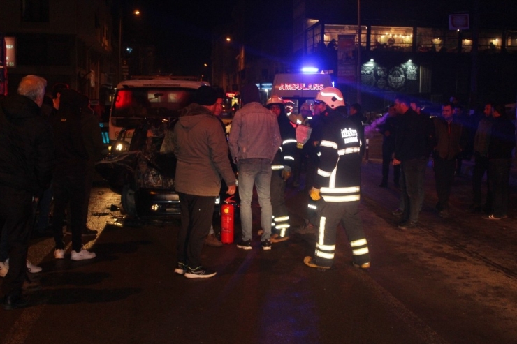 Otomobil Duran Araçlara Çarptı: 4 Yaralı