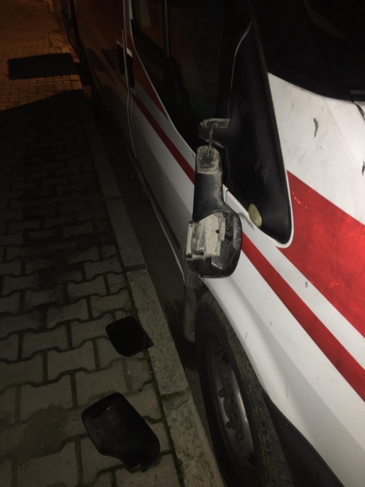 Ambulansın Aynasını Kırıp Kaçtılar