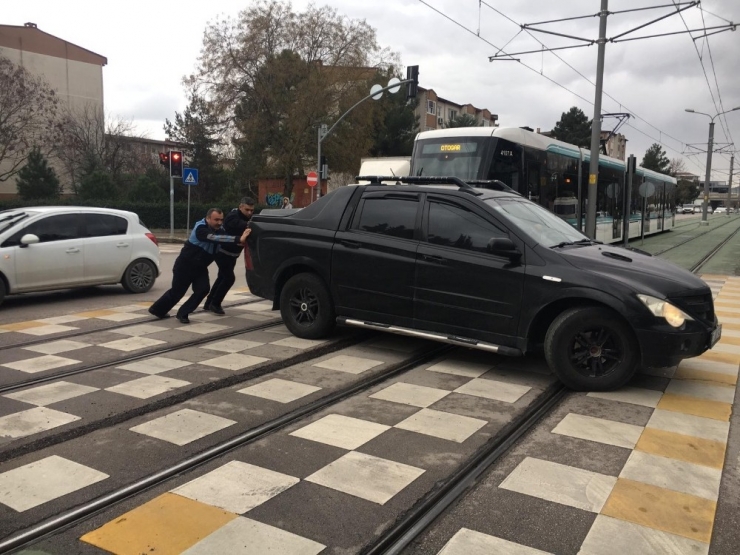Yolda Aracı Bozulan Vatandaşa Zabıta Yardım Eli Uzattı