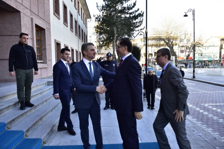 Kamu Başdenetçisi Malkoç, Vali Baruş’u Ziyaret Etti