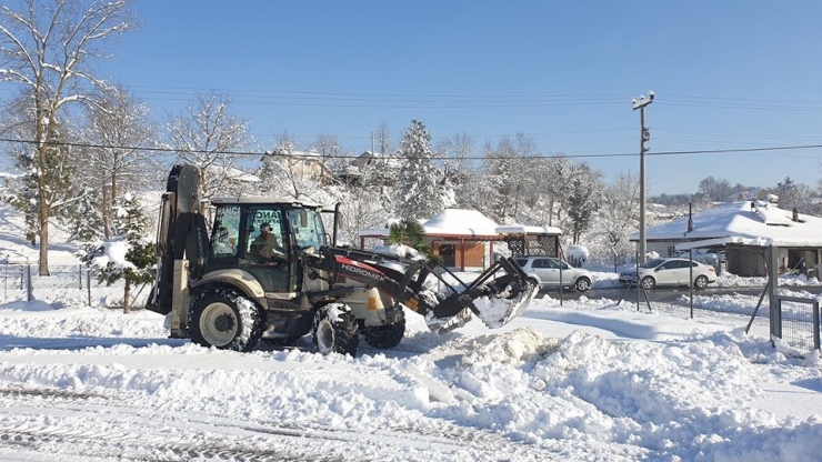 Başkan Şahin Okulların Bahçelerini Kardan Temizletiyor