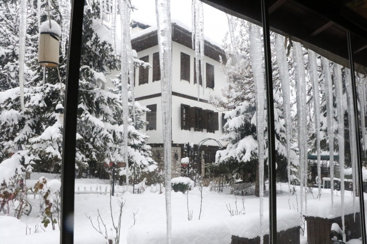 İnsan Boyunda Sarkıtlar