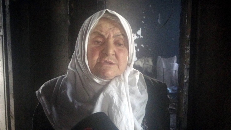 Yangın’da Tüm Eşyaları Yanan Yaşlı Kadın Yardım Eli Uzatılmasını Bekliyor