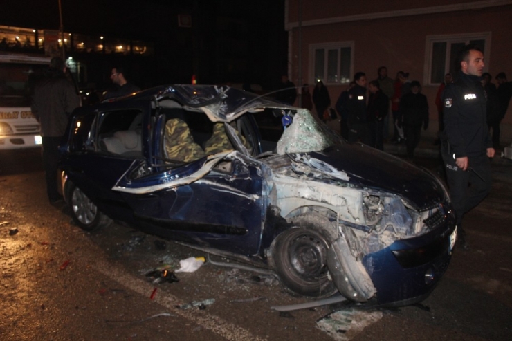 Otomobil Duran Araçlara Çarptı: 4 Yaralı