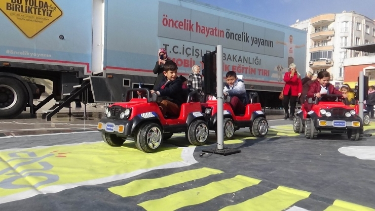 Türk Ve Suriyeli Çocuklara Uygulamalı Trafik Eğitimi