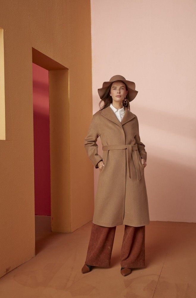 "Kışın Trendleri; Gri Ve Tonlarındaki Kabanlar, Kapitone Pardesüler Ve Tasarım Eşarplar Oldu"