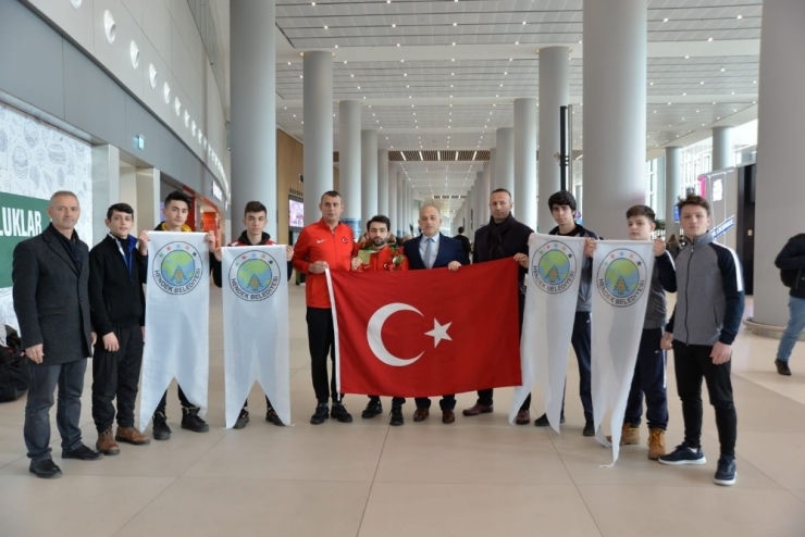 Hendekli Avrupa Şampiyonu Ateş’e Havalimanında Coşkulu Karşılama