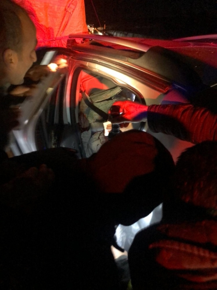 Otomobil Park Halindeki Tıra Çarptı: 2 Yaralı