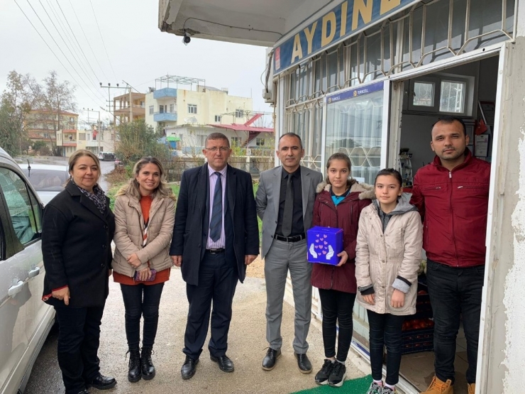 Öğrenciler Bakkalın Veresiye Defterini Satın Aldı