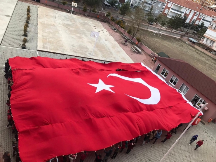 Öğrenciler Şehitler İçin Dua Edip Dev Türk Bayrağı Açtı