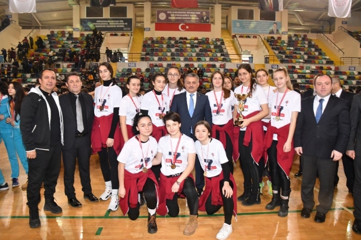 Okul Sporlarında Ödüller Sahiplerini Buldu