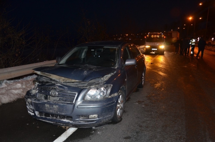 Kayganlaşan Yolda 11 Aracın Karıştığı Trafik Kazası: 3 Yaralı