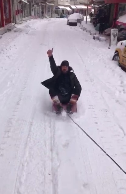 Kamyonetin Arkasına Bağladığı Kızakla Şehir Turu Attı