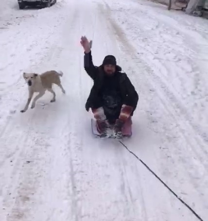 Kamyonetin Arkasına Bağladığı Kızakla Şehir Turu Attı