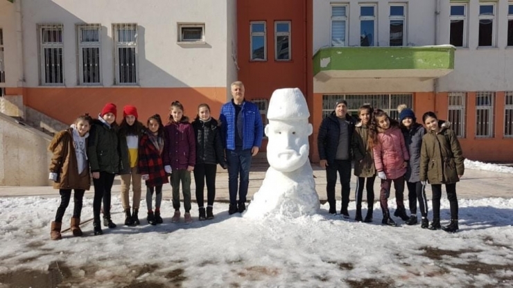 Sultan Abdülhamit Han’ın Kardan Büstünü Yaptılar