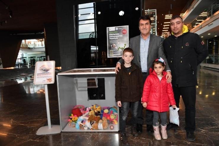 Osmangazi’den Depremzede Çocuklara Oyuncak