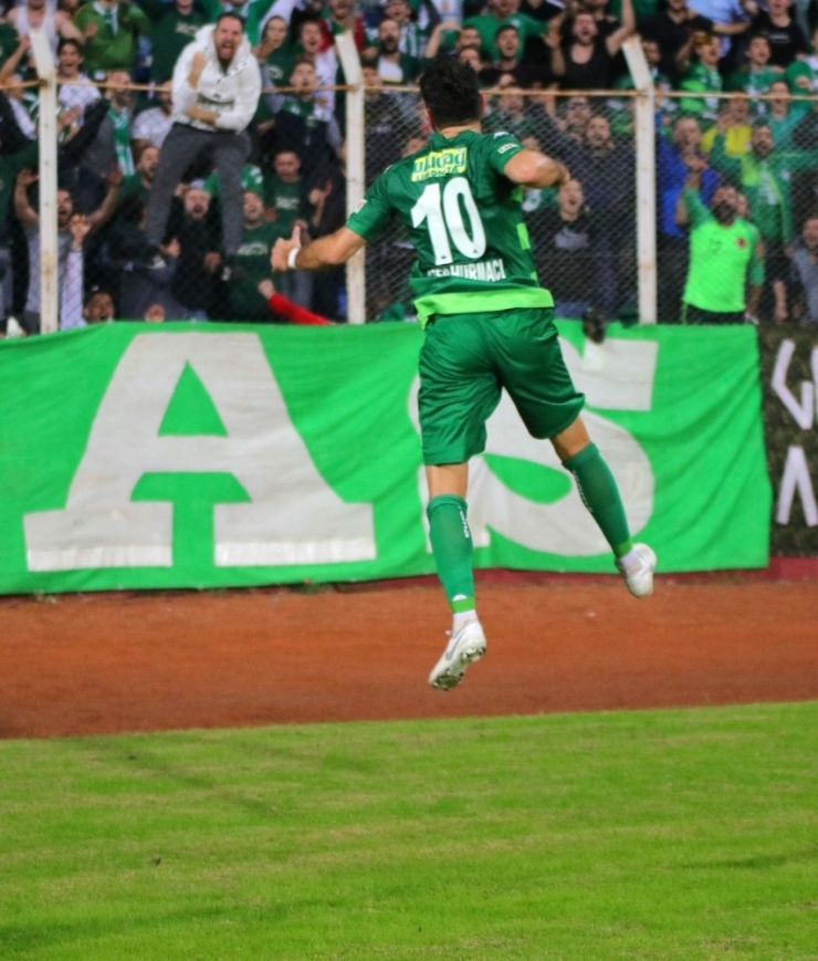 Özer Hurmacı Göz Kamaştırdı