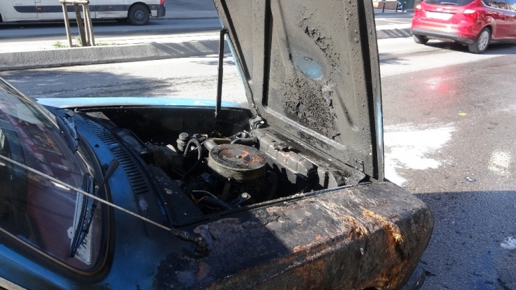 Pendik’te 1975 Model Klasik Otomobil Alev Alev Yandı