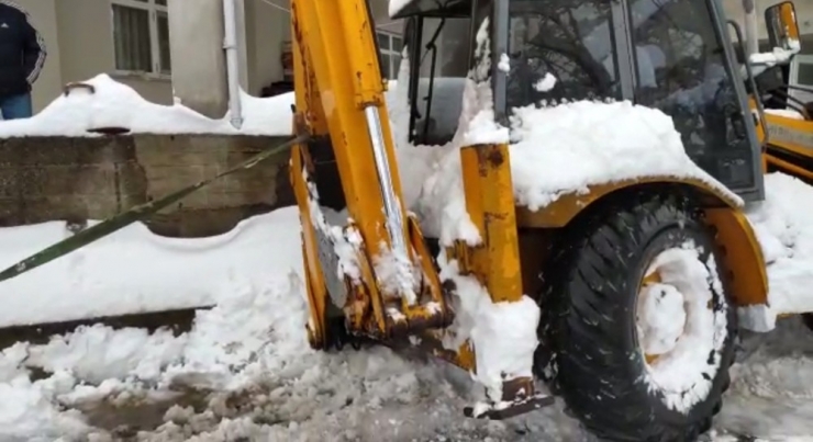 Kara Saplanan İş Makinesini Off-road Aracı Kurtardı