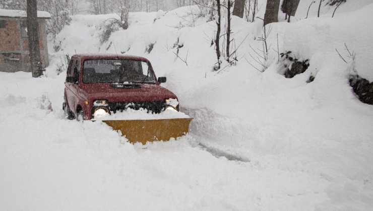 Kapanan Karlı Köy Yollarını Kendi Aracıyla Açıyor