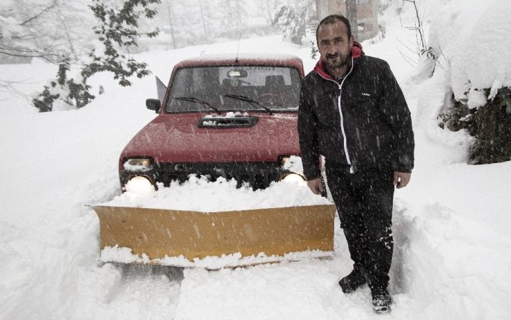 Kapanan Karlı Köy Yollarını Kendi Aracıyla Açıyor