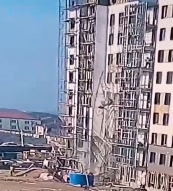 Rusya’da 2 İnşaat İşçisi İskele Çökünce 9’uncu Kattan Yere Çakıldı