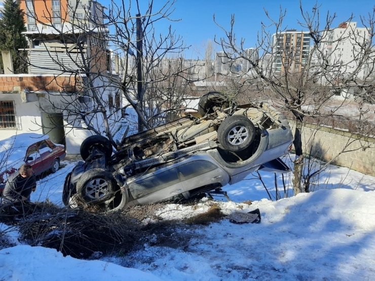 Buzdan Kayan Kamyonet Takla Attı: 1 Yaralı