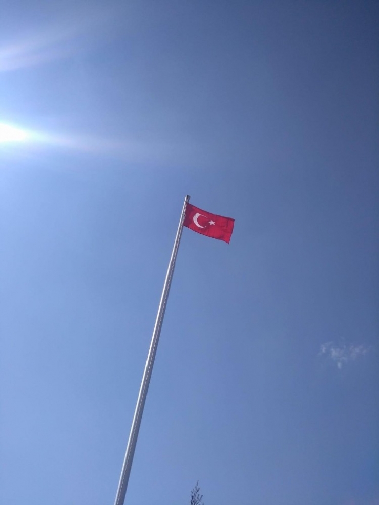 Şehit Mezarındaki Türk Bayrağı’na Jandarma Hassasiyeti