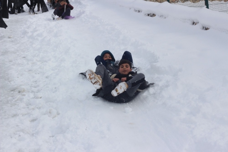 Siirt’te Öğrenicilerin Tatil Sevinci Karla Birleşti