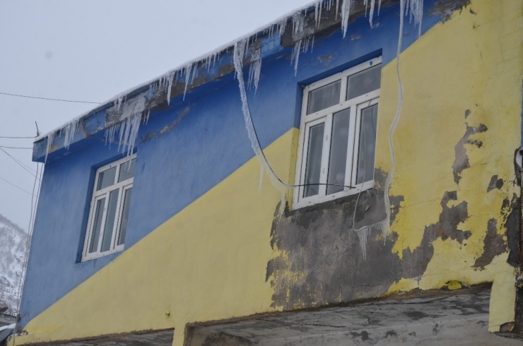 Beytüşşebap’ta Kar Yağışı Hayatı Olumsuz Etkilemeye Devam Ediyor