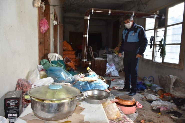 Tarsus’ta "Çöp Evden" 1 Kamyon Çöp Çıktı