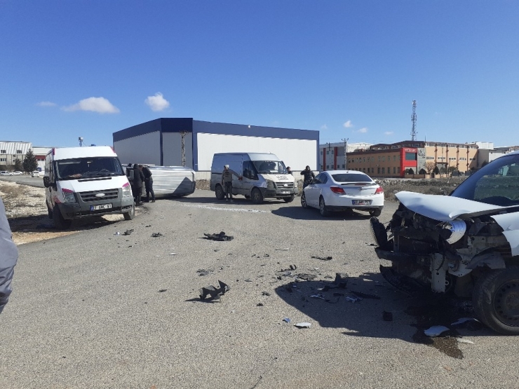 Ticari Araç İle Minibüs Çarpıştı 2 Yaralı