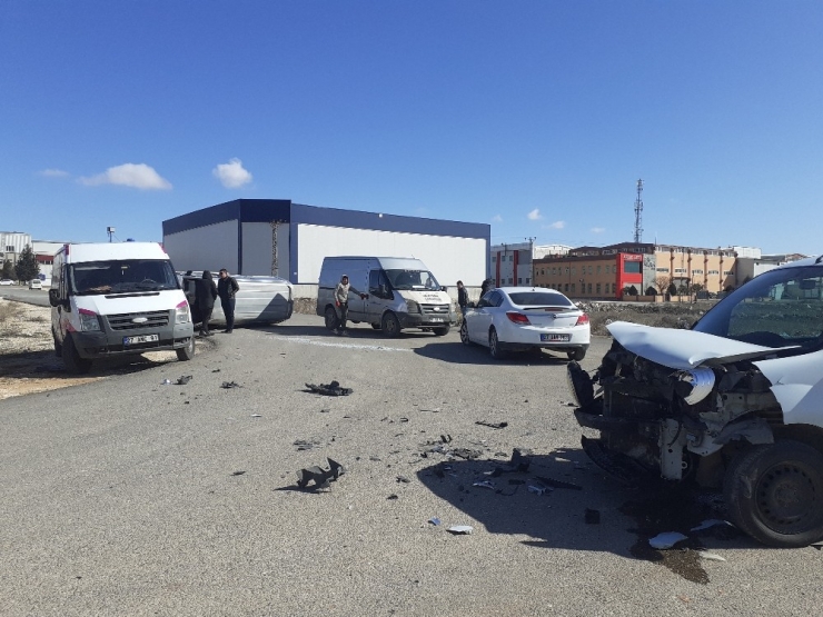 Ticari Araç İle Minibüs Çarpıştı 2 Yaralı