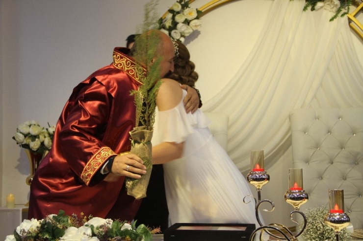 Belediye Başkanı Bu Kez Kendi Kızının Nikahını Kıydı