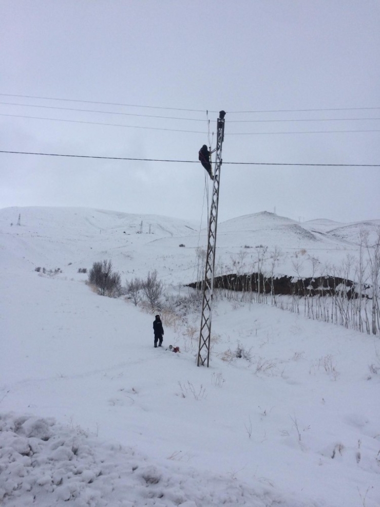 Tatvan’da Vedaş Ekiplerinin Zorlu Kış Mesaisi