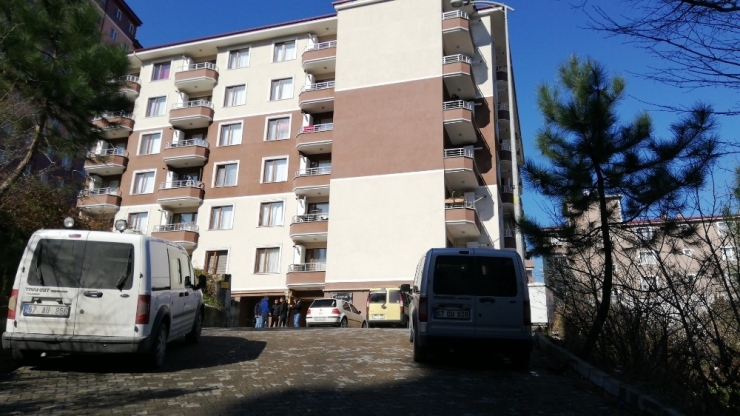 Üniversite Öğrencisi Evinde Ölü Bulundu