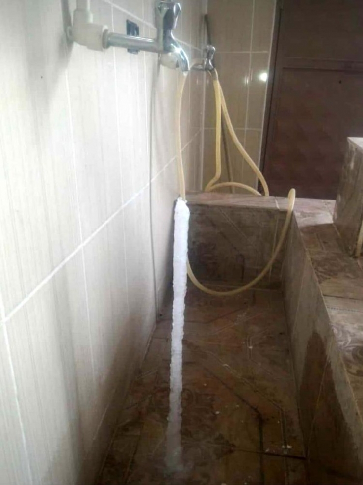 Musluktan Akan Su Bile Buz Tuttu